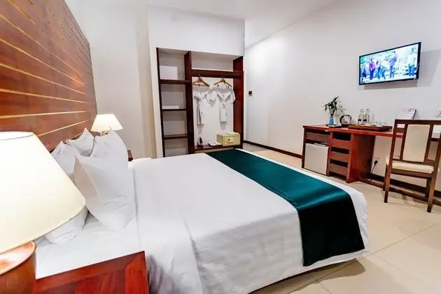 Deluxe Tek Büyük Yataklı Oda, Havuz Manzaralı