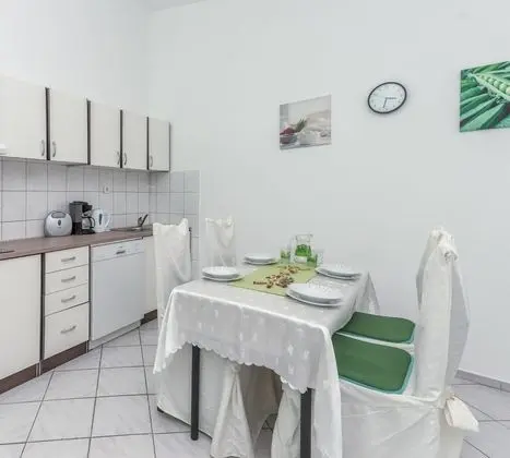 Family Apart Daire, 1 Çift Kişilik Yatak ve Çekyat, Bahçeli (Green Apartment Maslenica Sea View)