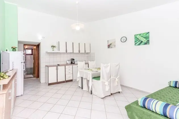 Family Apart Daire, 1 Çift Kişilik Yatak ve Çekyat, Bahçeli (Green Apartment Maslenica Sea View)