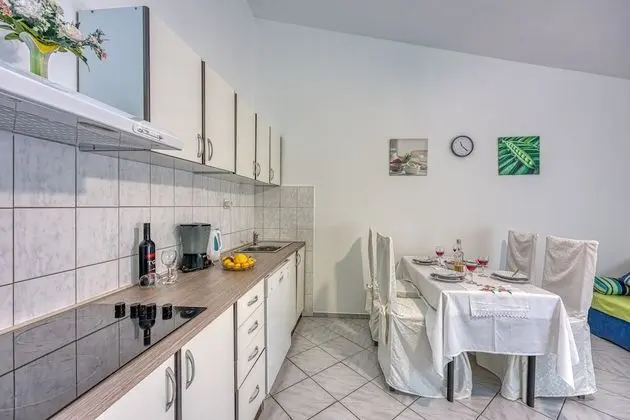 Family Apart Daire, 1 Çift Kişilik Yatak ve Çekyat, Bahçeli (Green Apartment Maslenica Sea View)