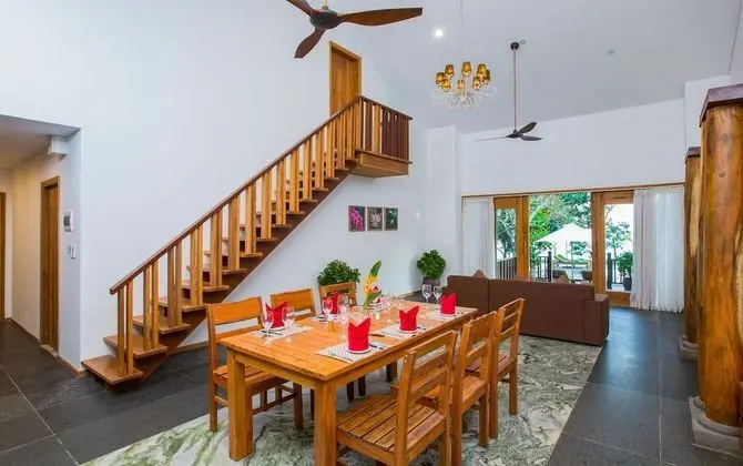 Villa, Denize Sıfır (Sharing Pool)