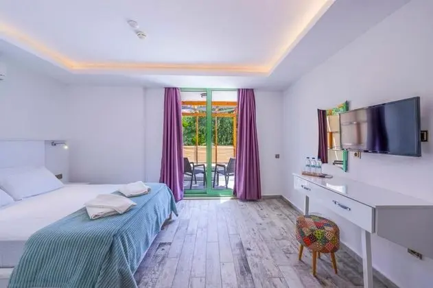 Aile Odası, Kara Manzaralı, Balkonlu
