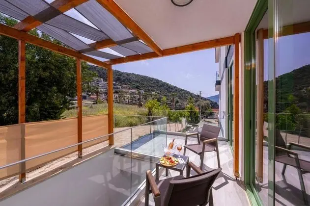 Aile Odası, Kara Manzaralı, Balkonlu