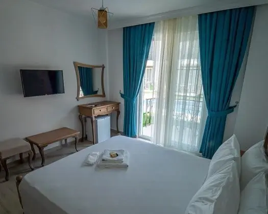 Standart Oda, Havuz Manzaralı, Balkonlu