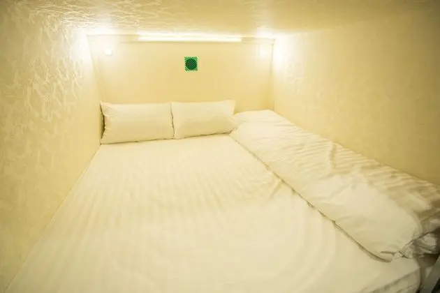Queen Bed Mixed Dormitory with Shared Bathroom