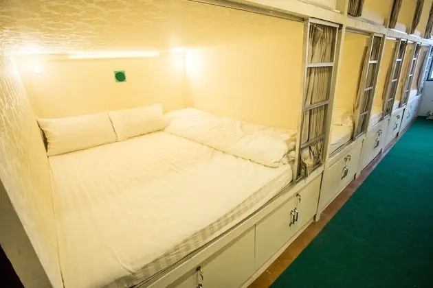 Queen Bed Mixed Dormitory with Shared Bathroom