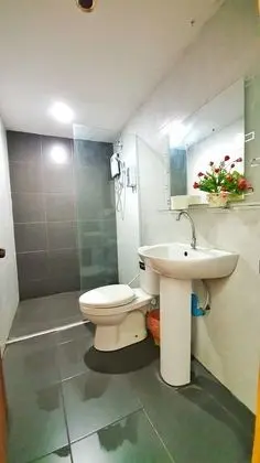 Queen Bed Mixed Dormitory with Shared Bathroom