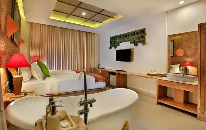 Deluxe Oda, Havuz Manzaralı