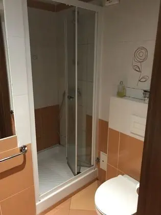 Tek Büyük Yataklı Oda, Ortak Banyo