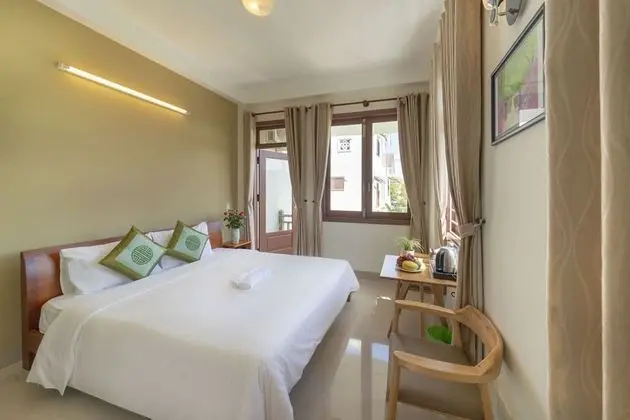 Deluxe Tek Büyük Yataklı Oda, Balkon, Bahçe Manzaralı