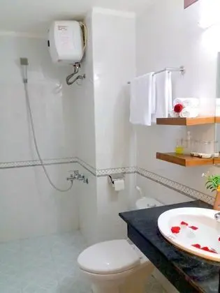 Deluxe Tek Büyük Yataklı Oda, Balkon, Bahçe Manzaralı
