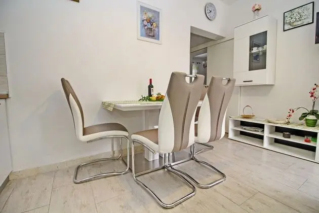 Ev (Four Bedroom House with Private Pool)