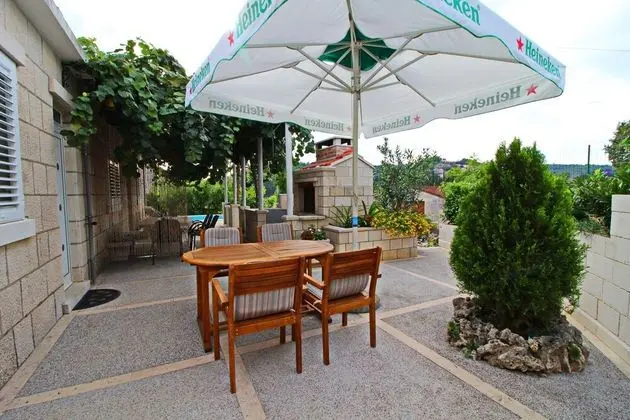 Ev (Four Bedroom House with Private Pool)