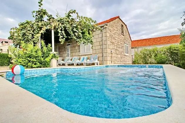 Ev (Four Bedroom House with Private Pool)