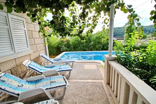 Ev (Four Bedroom House with Private Pool)