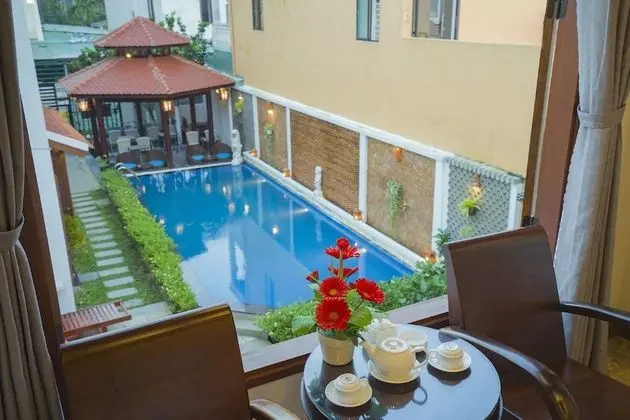 Deluxe Tek Büyük Yataklı Oda, Havuz Manzaralı