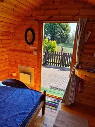 Panoramic Apart Daire, Göl Manzaralı (Wren Glamping Pod )