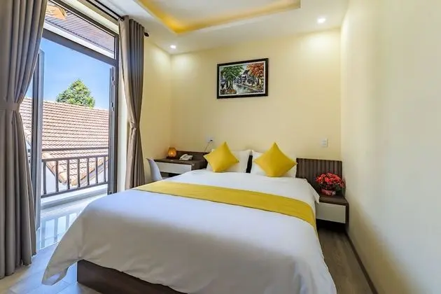 Deluxe Tek Büyük Yataklı Oda, Balkon, Havuz Manzaralı