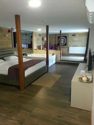 Corner Deluxe Oda, Havuz Manzaralı