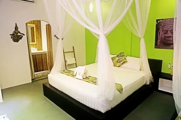 Deluxe Tek Büyük Yataklı Oda, Balkon, Havuz Manzaralı