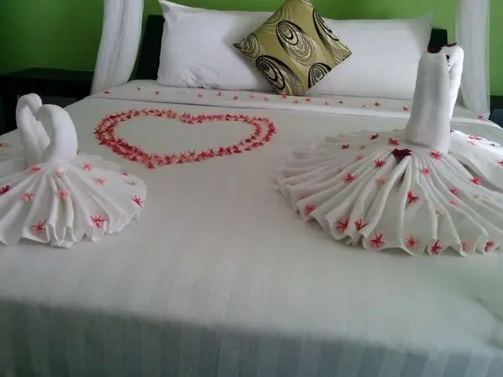 Deluxe Tek Büyük Yataklı Oda, Balkon, Havuz Manzaralı