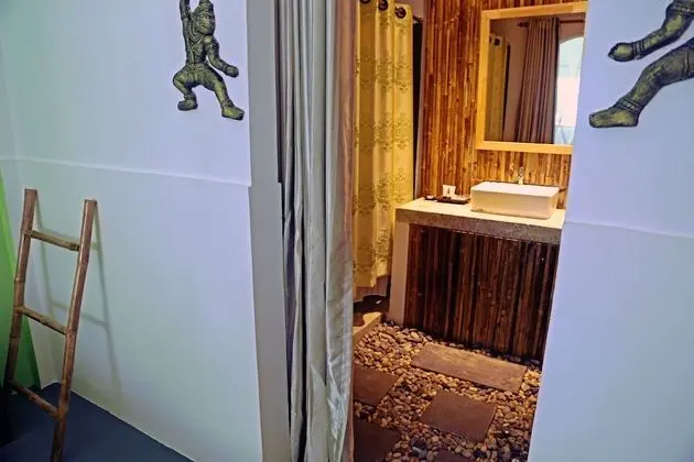 Deluxe Tek Büyük Yataklı Oda, Balkon, Havuz Manzaralı