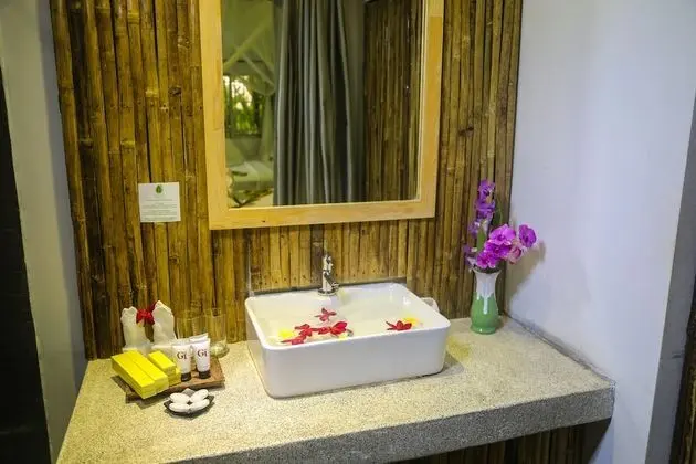 Deluxe Tek Büyük Yataklı Oda, Balkon, Havuz Manzaralı