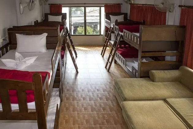 Mixed Dormitory, Shared Bathroom