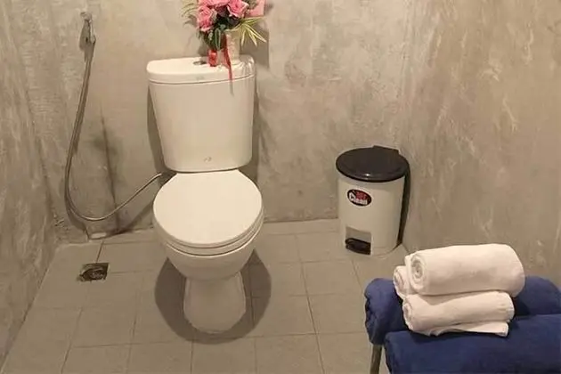 Mixed Dormitory, Shared Bathroom