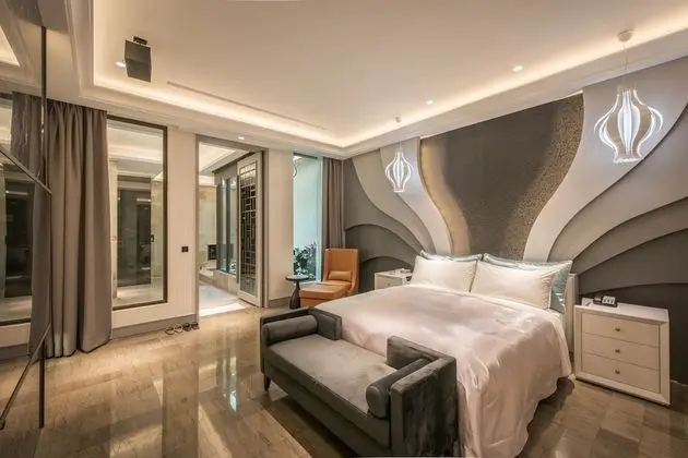 Deluxe Tek Büyük Yataklı Oda (Check-in After 8:00 PM)