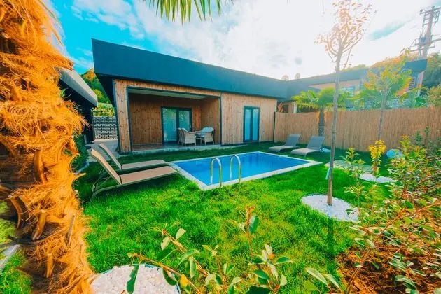 2+1 Villa Custom Göl Manzaralı Şömineli Oda