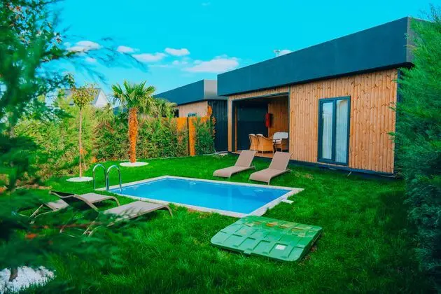 2+1 Villa Custom Göl Manzaralı Şömineli Oda
