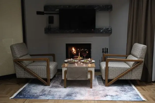 2+1 Villa Custom Göl Manzaralı Şömineli Oda