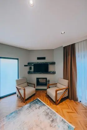 2+1 Villa Custom Göl Manzaralı Şömineli Oda