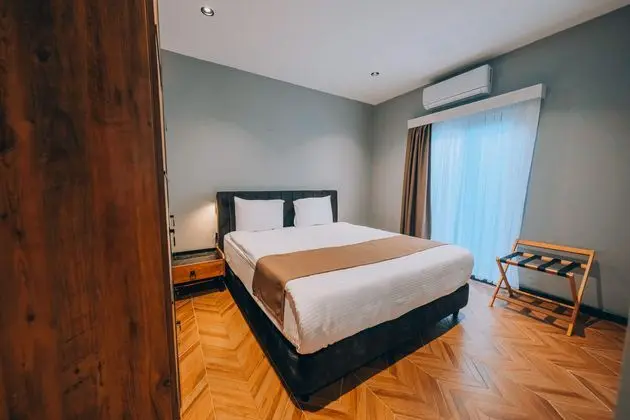 2+1 Villa Custom Göl Manzaralı Şömineli Oda
