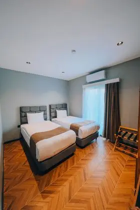 2+1 Villa Custom Göl Manzaralı Şömineli Oda