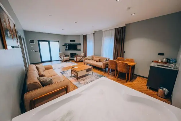 2+1 Villa Custom Göl Manzaralı Şömineli Oda