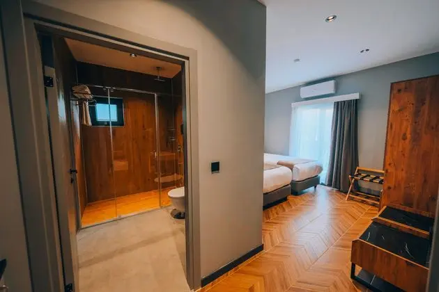 2+1 Villa Custom Göl Manzaralı Şömineli Oda