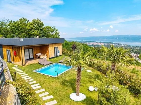 3+1 Villa Göl Manzaralı Şömineli Oda