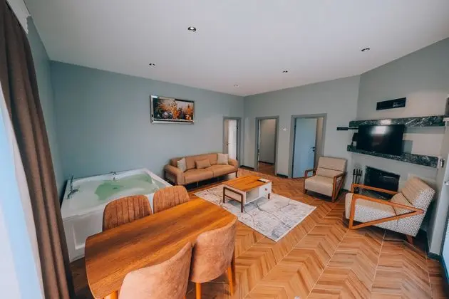 3+1 Villa Göl Manzaralı Şömineli Oda