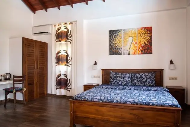 Deluxe Tek Büyük Yataklı Oda (Side Sea View)