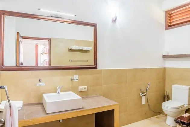 Deluxe Tek Büyük Yataklı Oda (Side Sea View)