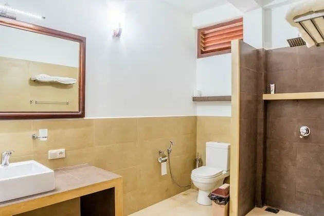 Deluxe Tek Büyük Yataklı Oda (Side Sea View)