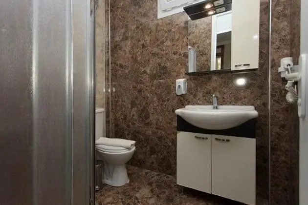 Triple Oda - Balkonlu, Havuz veya Bahçe Manzaralı