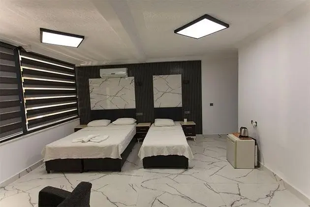 Triple Oda - Balkonlu, Havuz veya Bahçe Manzaralı