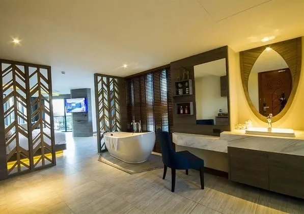 Corner Suite 1 King Bed, Mountain View