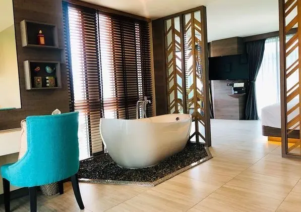 Grand Deluxe Room, 1 King Bed, Mountain View, Corner