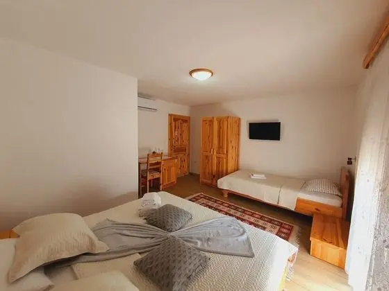 Traditional Triple Room, 1 Bedroom, Garden View 2