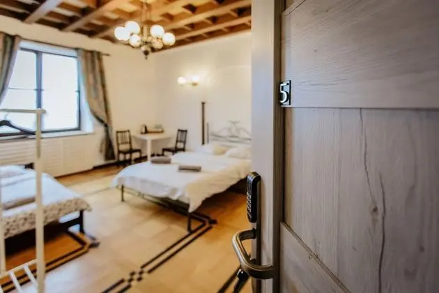 Üç Kişilik Oda, Ortak Banyo (1, no lift)