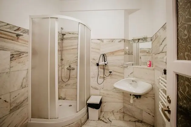 Üç Kişilik Oda, Ortak Banyo (1, no lift)